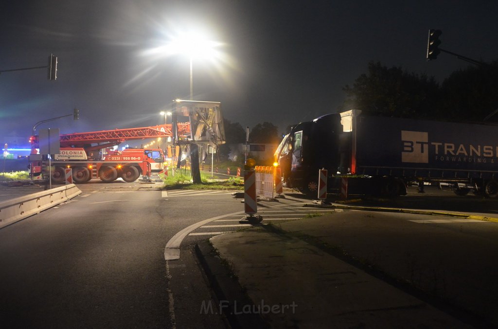 VU LKW umgestuerzt Feldkassel Industriestr Robert Boschstr P311.JPG